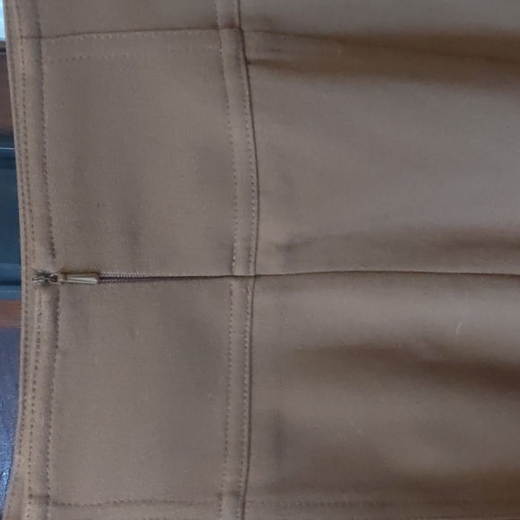 Tan Pencil Skirt w/Ruffle sz. 6 - Picture 4 of 7